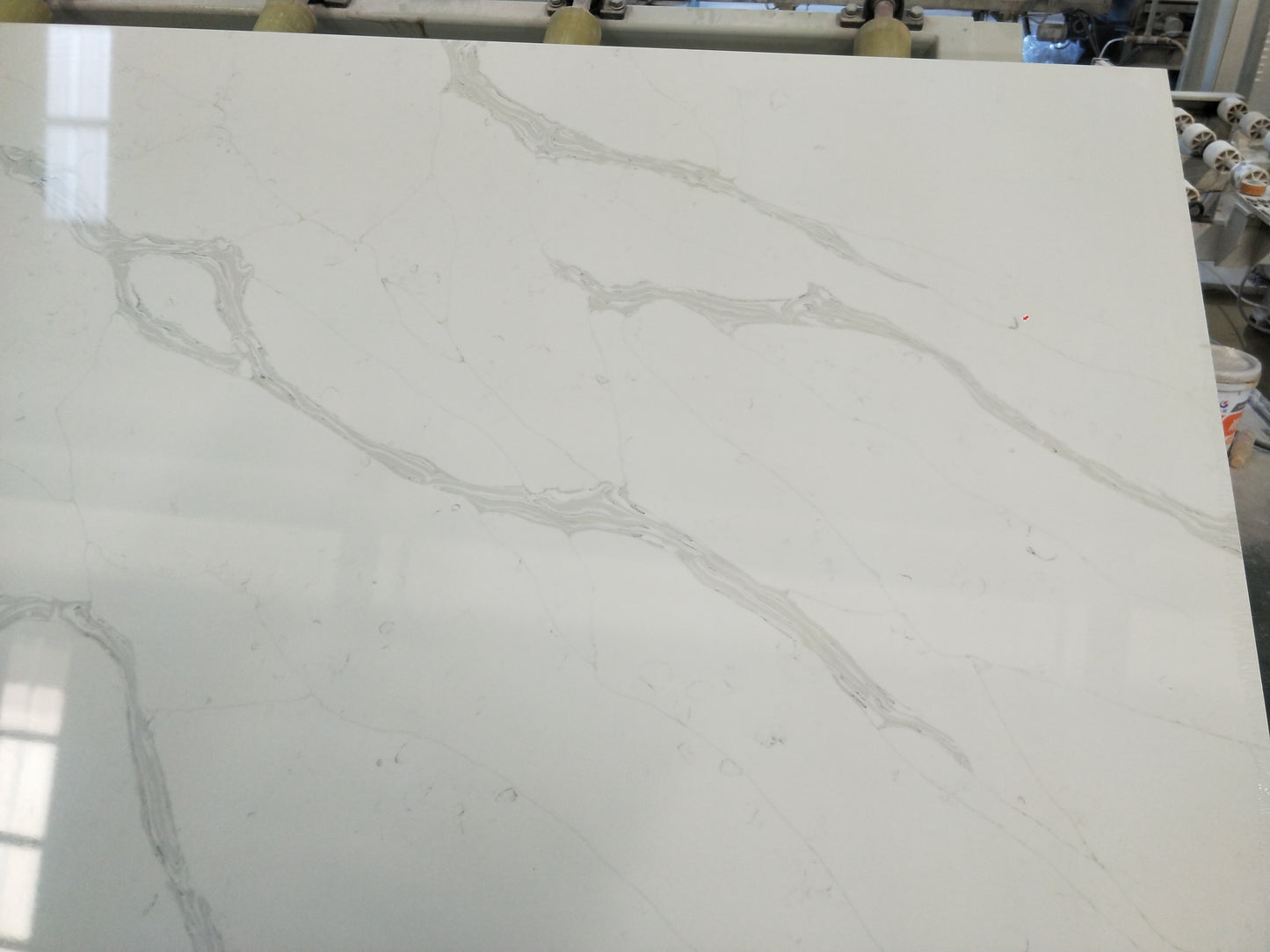 Dalle de quartz Calacatta
