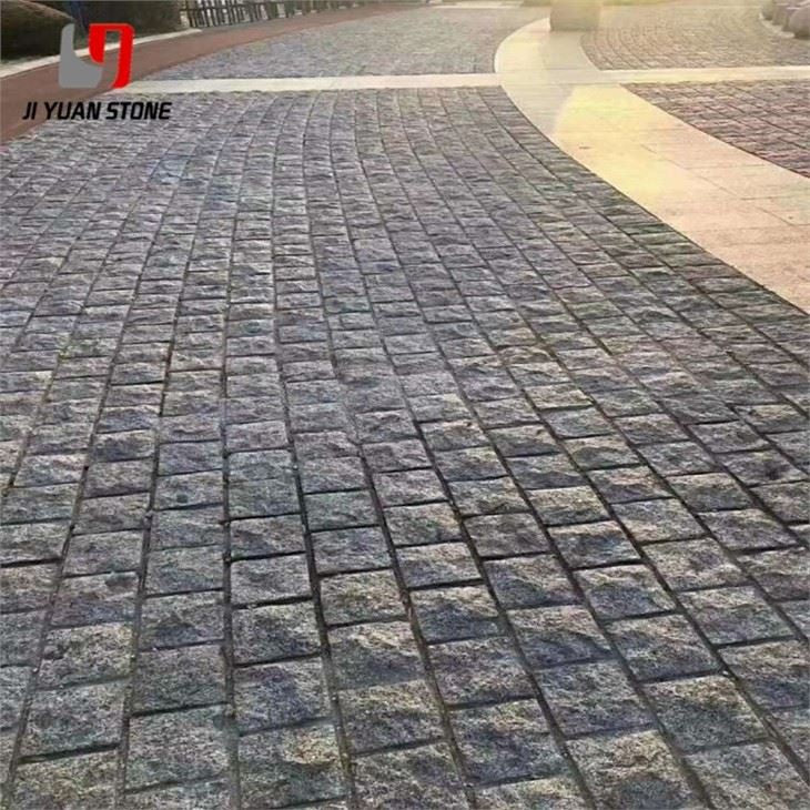 Pavés de basalte noir
