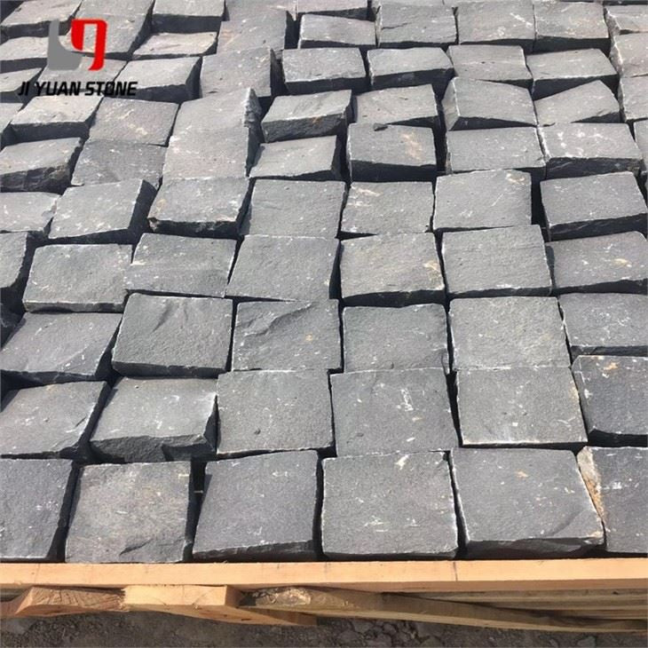 Pavés de basalte noir