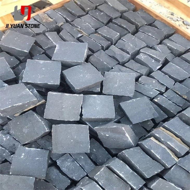 Pavés de basalte noir