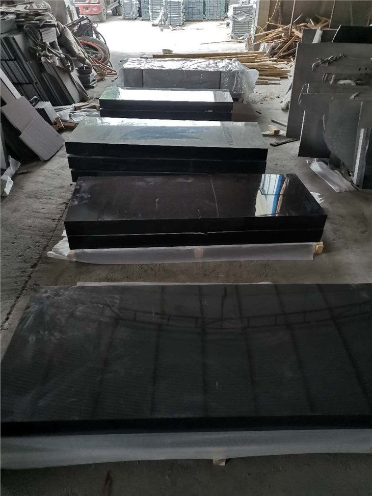 Piedra conmemorativa de granito gris