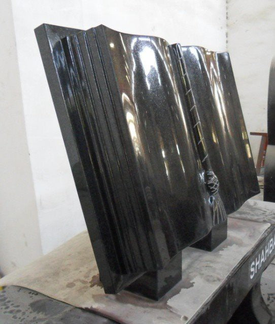 Piedra conmemorativa de granito gris