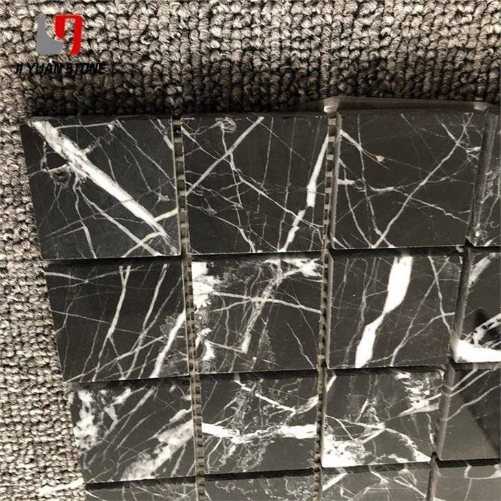 Carrelage mosaïque en pierre noire