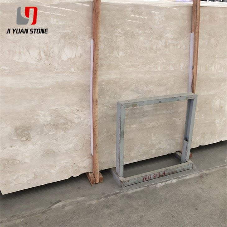 Carrelage en travertin ivoire vieilli